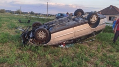 TEŠKA SAOBRAĆAJKA KOD ČAČKA! Vozilo se prevrtalo po putu pa završilo na krovu (FOTO/VIDEO)
