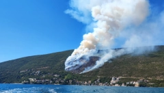 BUKNUO POŽAR U CRNOJ GORI Iznad Njivica nadvio se gusti dim (FOTO/VIDEO)