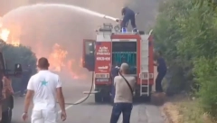 VATRA GUTA SVE PRED SOBOM! Kritična situacija kod Njivica, požar se širi prema kućama (VIDEO)