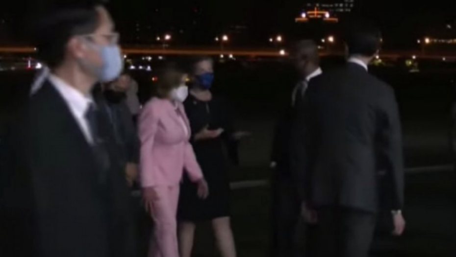 KRIZA NA TAJVANU Pelosi sletela u Tajvan, izašla iz aviona; Kina najavila vojne vežbe u šest morskih oblasti (VIDEO)