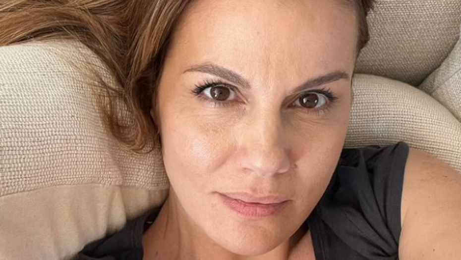 VODITELJKA ODUŠEVILA SVE Objavila fotografiju bez trunke šminke, izazvala lavinu komentara (FOTO)