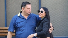 OTAC MAJE MARINKOVIĆ SMUVAO POZNATU PEVAČICU? Isplivala slika, Taki joj prišao s leđa, a evo šta ona radi