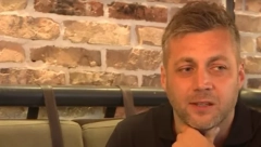 RODILA SE ČETIRI MESECA RANIJE, IMALA JE 860 GRAMA Pevač Leksington benda kroz suze progovorio o borbi za život svoje ćerke