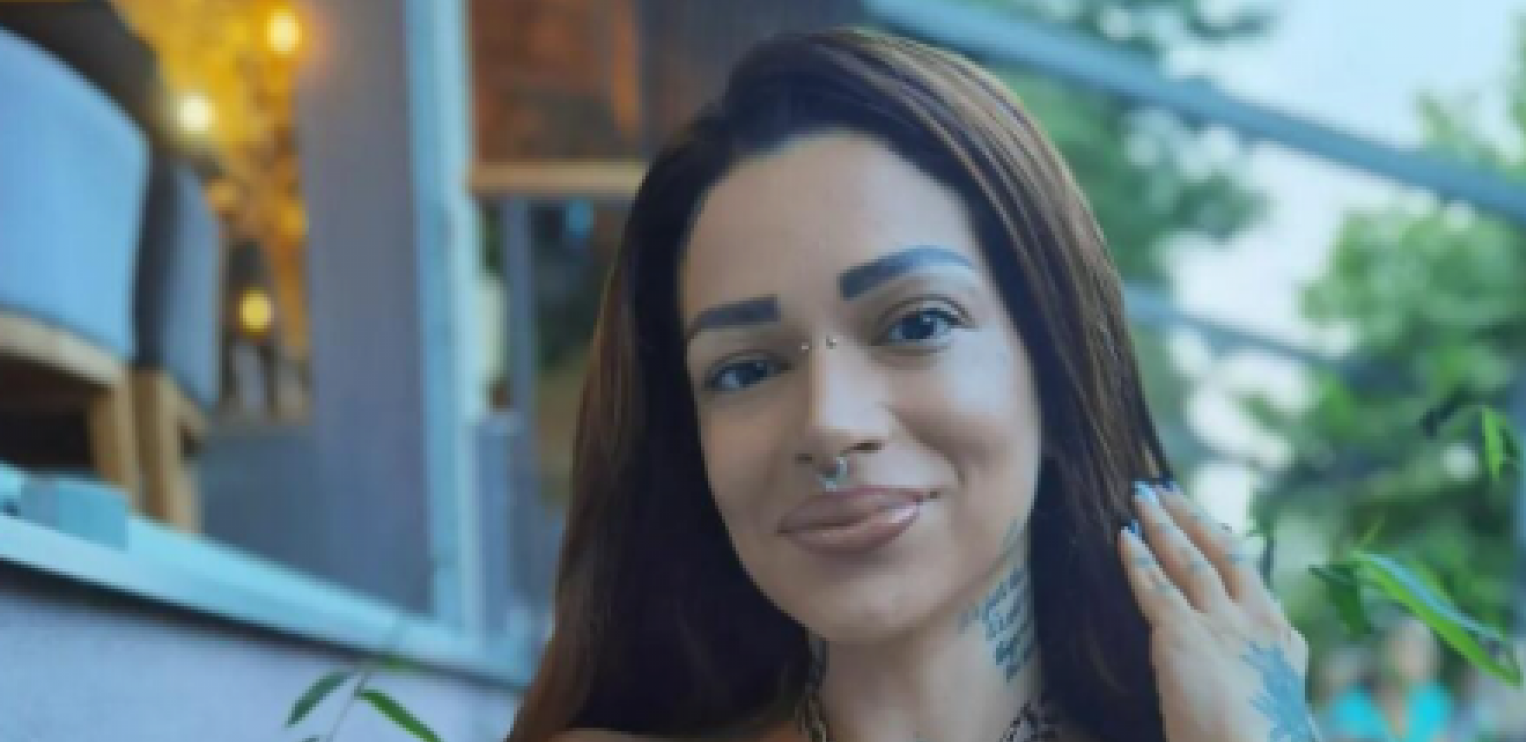 NE PRESTAJE DA ŠOKIRA JAVNOST Pevačica objavila intimnu fotku sa duplo starijim muškarcem (FOTO)