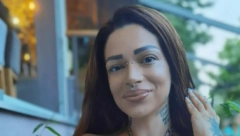 NE PRESTAJE DA ŠOKIRA JAVNOST Pevačica objavila intimnu fotku sa duplo starijim muškarcem (FOTO)