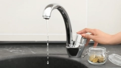 STAVITE NOVČIĆ I PLASTIČNU KESU U LAVABO Ovaj trik morate da naučite pre nego što krenete na letovanje