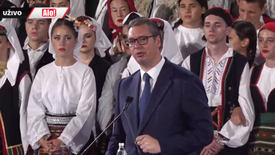 VUČIĆ O RAZLOZIMA OBELEŽAVANJA DANA SEĆANJA "Prvi je tuga, zbog ubijene dece, žena, staraca, 250.000 prognanih, a drugi je da bi se ta svedočenja čula"
