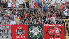 HOLANĐANI ODUŠEVILI SRBE Navijači Tventea u Beogradu razvili transparent "Nema predaje" (FOTO)