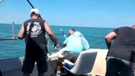 HTELI DA UPECAJU RIBU, A ONA NASRNULA NA NJIH Hobi sa prijateljima se pretvorio u krvavu dramu (UZNEMIRUJUĆI VIDEO)