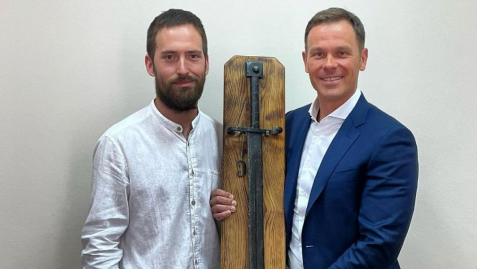 SRPSKI MAČ - PRAVO REMEK DELO Ministar Mali oduševljen radom kovača iz Guče (FOTO)
