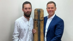 SRPSKI MAČ - PRAVO REMEK DELO Ministar Mali oduševljen radom kovača iz Guče (FOTO)