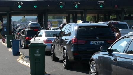 VOZAČI, SAMO BEZ NERVOZE Na pojednim prelazima čeka se i po tri sata