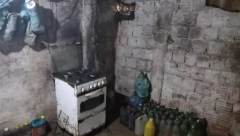 MUŠKARAC DRŽAO ŽENU I DVOJE DECE 17 GODINA ZATOČENE U KUĆI Rekao joj je da će izaći napolje samo kad umre