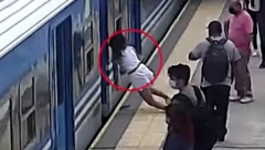 MISTERIJA, KAKO JE MOGUĆE DA OVO PREŽIVI?! Žena pala pod voz u pokretu u Buenos Ajresu (UZNEMIRUJUĆI VIDEO)