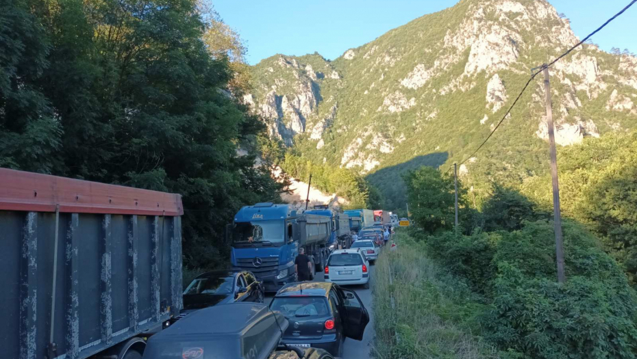 POTPUNI KOLAPS NA GOSTUNU, KOLONA VOZILA DUGAČKA PREKO 10 KILOMETARA: "Do sada je trebalo da stignemo do mora, a mi još uvek čekamo zaglavljeni na granici" (FOTO)