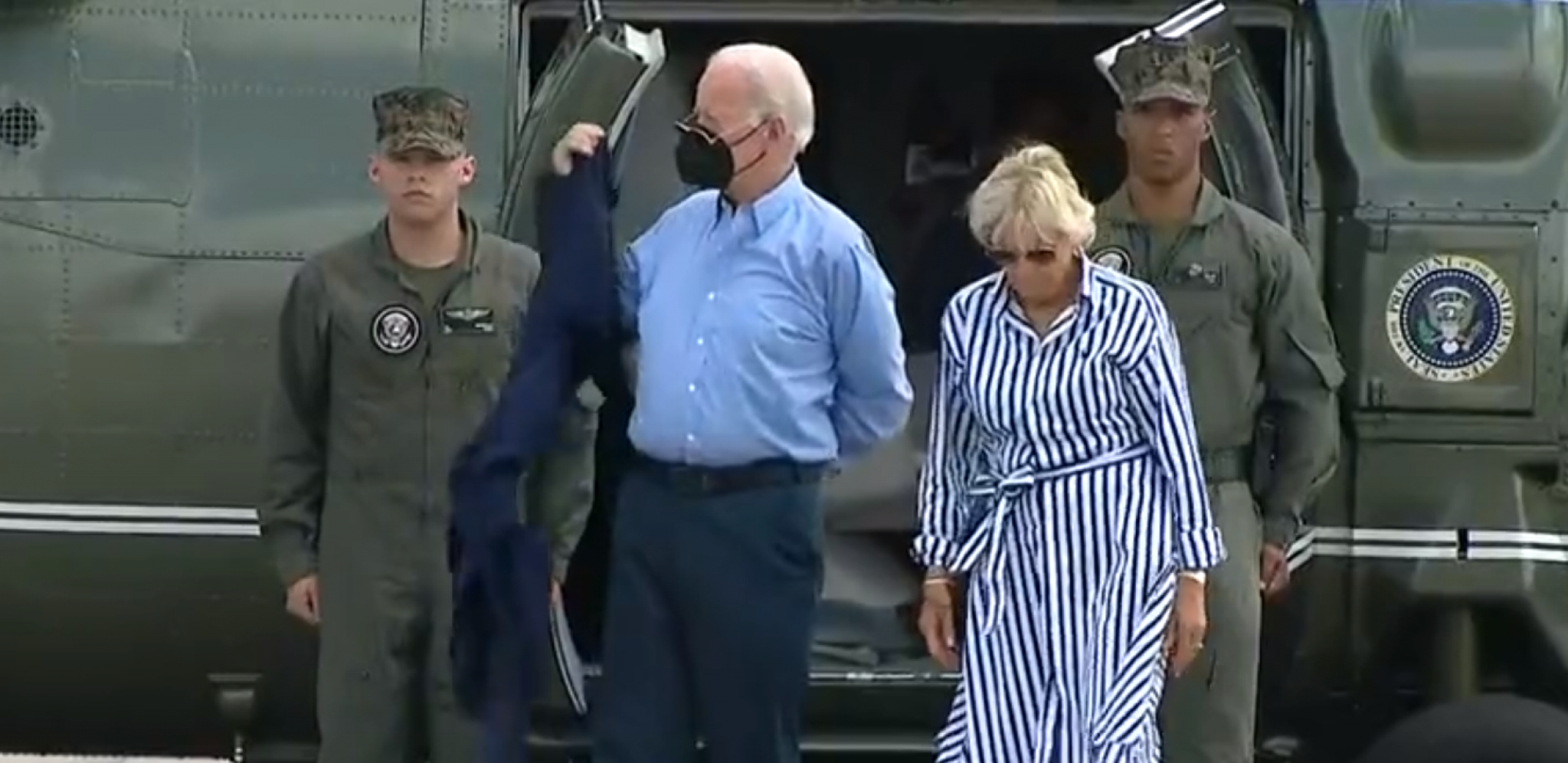 TUŽNA SLIKA AMERIČKOG LIDERA Bajden ni sako ne može da obuče (VIDEO)