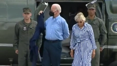 TUŽNA SLIKA AMERIČKOG LIDERA Bajden ni sako ne može da obuče (VIDEO)