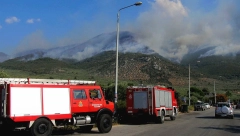 OBUSTAVLJEN SAOBRAĆAJ NA MAGISTRALI, VATRA SE OTELA KONTROLI Vetar razbuktao požar u Crnoj Gori, vatrogasci se već četiri dana bezuspešno bore protiv vatrene stihije