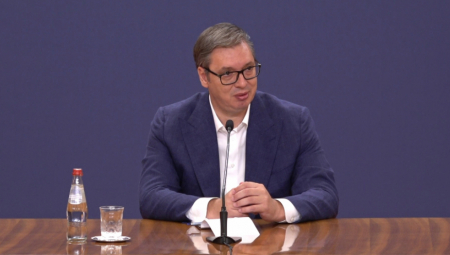 PREDSEDNIK VUČIĆ O SRAMNOM POTEZU DANASA "Nisam tužio nijednog novinara, nijednu novinsku kuću, ali starija deca su mi ostala bez majke, to je bezveze što su uradili"