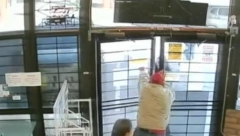 JEZIV PRIZOR! OTMIČAR NAPAO MAJKU SA TROJE DECE Pogledajte herojski podvig rvačkog šampiona koji je savladao monstruma (VIDEO)
