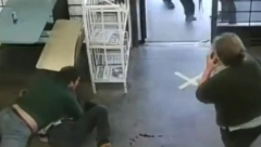 RVAČ OD NAPADAČA NAPRAVIO PERECU Osujetio nameru razbojnika da ženi otme decu (VIDEO)