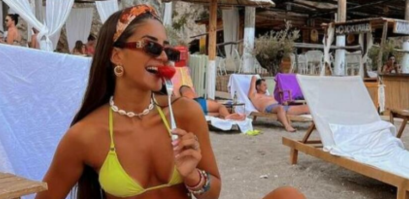 ODUZIMA DAH Anđela Đuričić na letovanju pršti od seksipila, ovakvu je još nismo videli (FOTO)