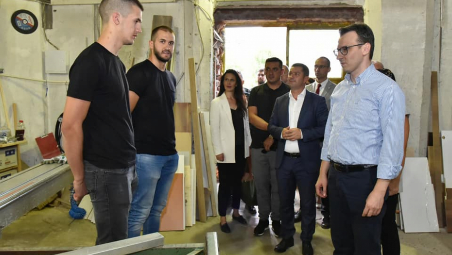 PETKOVIĆ U LEPOSAVIĆU Direktor Kancelarije za KiM obišao braću Milojević, nastavili očev posao (FOTO)