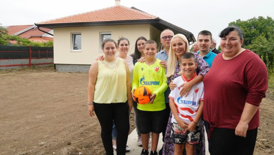 VESIĆ URUČIO KLJUČEVE U SURČINU Obradovao samohranu majku i njenih devetoro dece