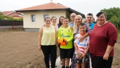 VESIĆ URUČIO KLJUČEVE U SURČINU Obradovao samohranu majku i njenih devetoro dece