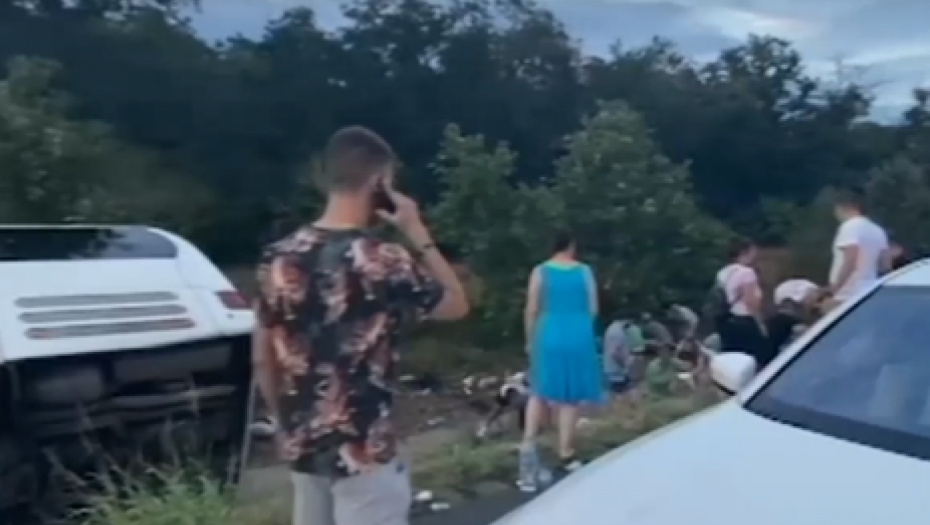 "LOMILI SU STAKLA DA IZAĐU IZ AUTOBUSA" Deca iz Batajnice se vraćala sa folklora, a onda se autobus prevrnuo! (FOTO)