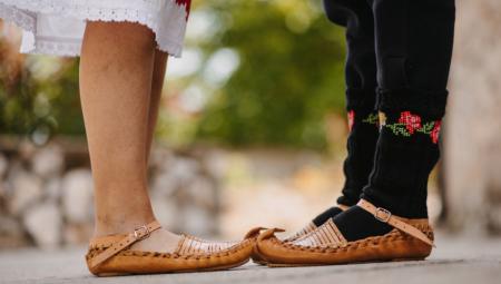 JELEK I OPANCI POSTALI SIMBOL OVE MATURE! Maturanti iz Ljiga se prošetali obučeni u narodnu nošnju (FOTO)