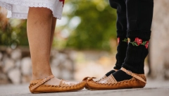 JELEK I OPANCI POSTALI SIMBOL OVE MATURE! Maturanti iz Ljiga se prošetali obučeni u narodnu nošnju (FOTO)