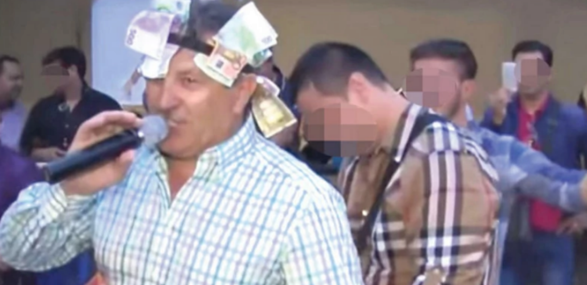 ZASLUŽIO JE, MNOGO MI JE POMOGAO Pevač pliva u parama, a sada mu mlađi kolega kupuje roleks od 20.000 evra
