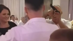 PEVAČU PUCALI PORED GLAVE Pevao na svadbi, a onda je on izvadio pištolj (VIDEO)