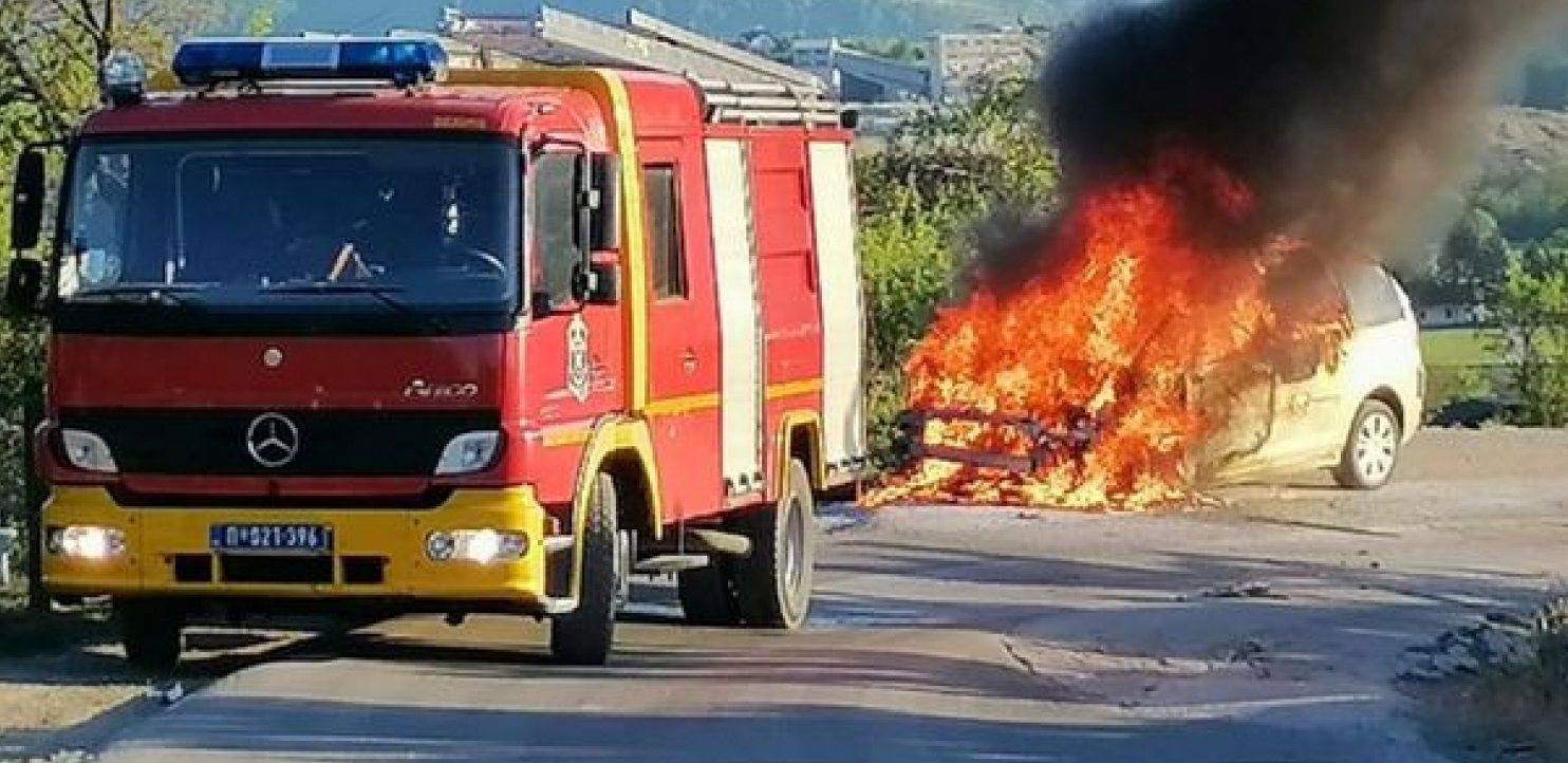 DRAMA U ŽARKOVU Auto se zapalio u toku vožnje (VIDEO)