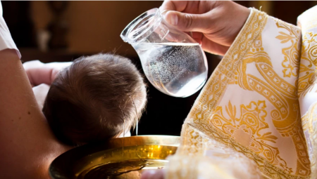 OVO SU OBIČAJI NA KRŠTENJU Evo šta roditelji treba da pripreme i urade pre nego što krste dete