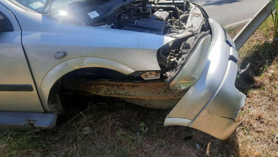 LANČANI SUDAR U VOJVOĐANSKOJ ULICI KOD PILANE Automobil naleteo na motociklistu, saobraćaj je obustavljen