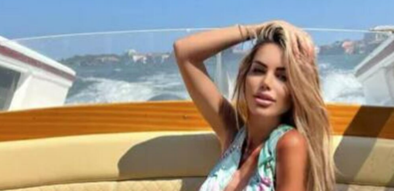 POLUGOLA POZIRA U LIFTU Provokativne fotografije pobednice Zadruge, starleti popustile kočnice (FOTO)