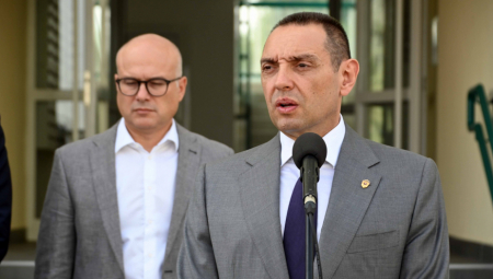 VULIN U NOVOM SADU Uručio ključeve stanova pripadnicima snaga bezbednosti