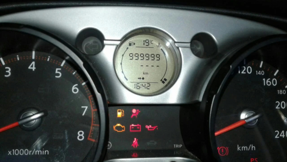 KAKO NAS PRODAVCI POLOVNJAKA VARAJU Evo kako utvrditi da je kilometraža vraćena, a kod ovih automobila se najlakše brišu pređeni kilometri