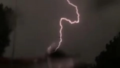 APOKALIPTIČNE SCENE OLUJE U BEČEJU Nevreme čupalo drveće u Crvenki, gromovi parali nebo nad Obrenovcem (FOTO/VIDEO)