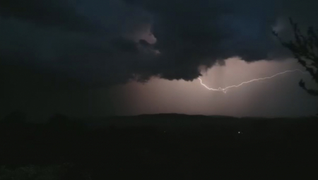 UŽASNO NEVREME POGODILO UŽICE, GROMOVI IZAZVALI POŽARE Ulice pod vodom, vatrogasci na intervencijama, oluja ide ka Čačku (FOTO)