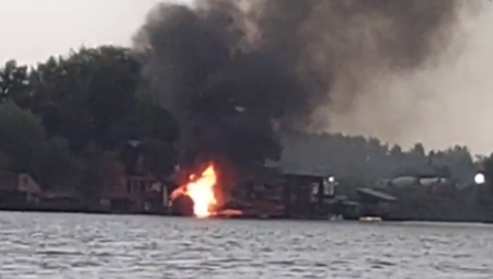 STRAVIČAN UDAR GROMA! Zapalio se splav kod Šljunkare (VIDEO)