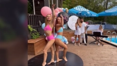 DA LI OVAKO TREBA DA IZGLEDA RODITELJSKA ŽURKA? Kristina organizaovala zabavu za otkrivanje pola, pa pozvala plesačice oko šipke