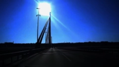 ISPLIVALA DEVOJKA KOJA JE SKOČILA S MOSTA SLOBODE Lekari hitne pomoći oko nje