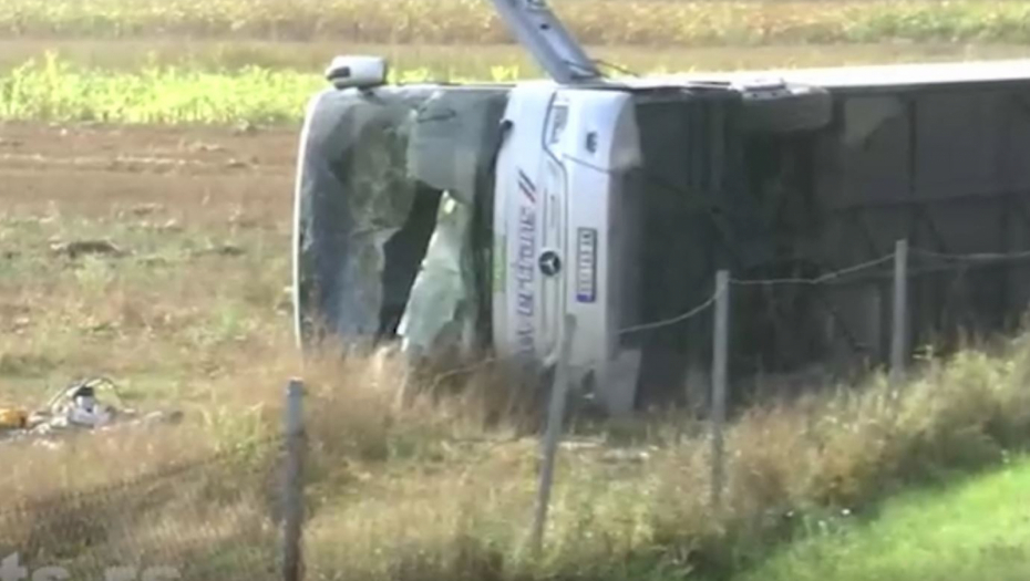 TEŠKA NESREĆA KOD LESKOVCA! Prevrnuo se autobus, ima poginulih i povređenih!