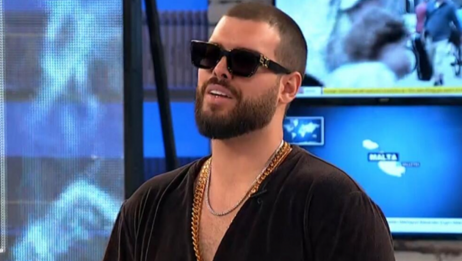 ADAKTAR SE SKINUO, PA SNIMIO SVE Adam izazvao totalnu pometnju, fanovi u šoku kadrovima sa terase