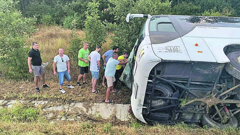 UHAPŠEN VOZAČ AUTOBUSA KOJI SE PREVRNUO KOD LESKOVCA Jeziva nesreća zadesila putnike koji su se vraćali iz Grčke