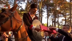 ZORAN MILANOVIĆ PREŽIVEO DRAMU Iziritirao konja, životinja ga umalo pregazila! (VIDEO)