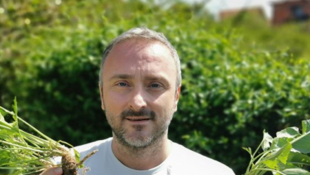BILJKA KOJA RASTE SVUDA OKO NAS JE PRAVO BLAGO Čisti krvne sudove i pluća, a travar Momčilo otkriva kako se pravilno koristi